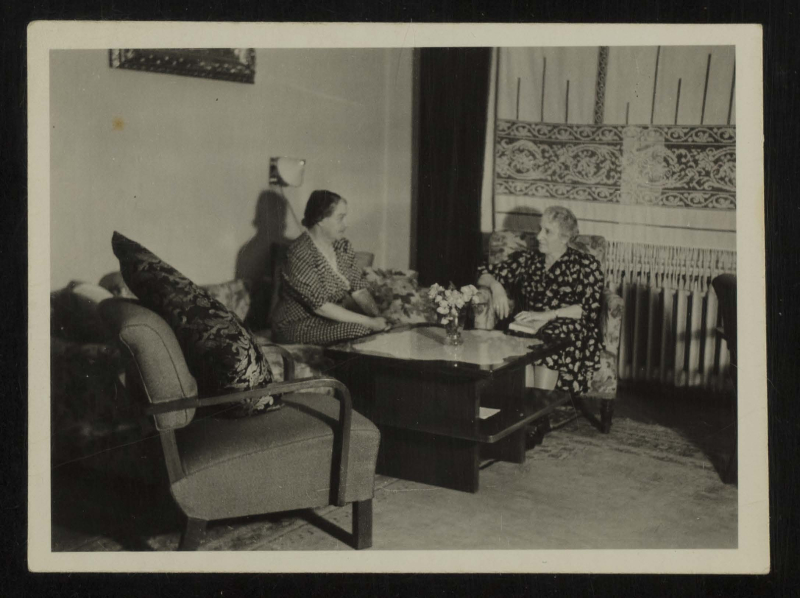 <p>Gertrud Grossmann und ihre Schwester in der Fasanenstr. 2, 1937</p>